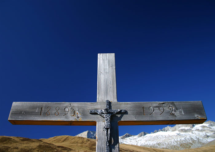 Kruzifix mit Bergen im Hintergrund