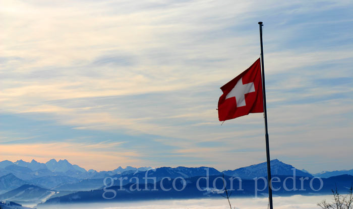 Schweizer Fahne mit Bergen im Hintergrund
